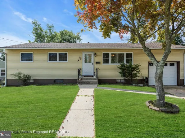 17 Colgate Dr, South Toms River, NJ 08757