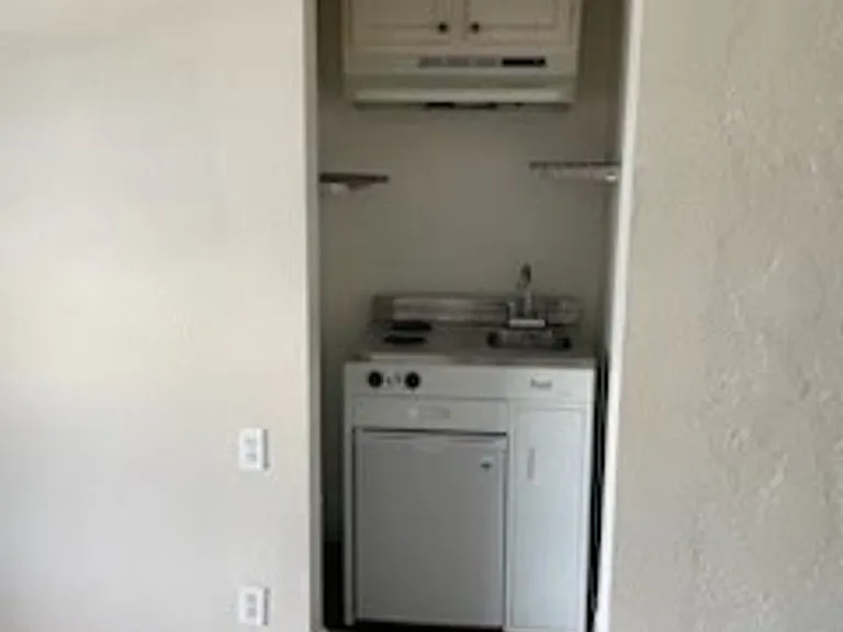 Alexandria Apartments LLC — Photo 14