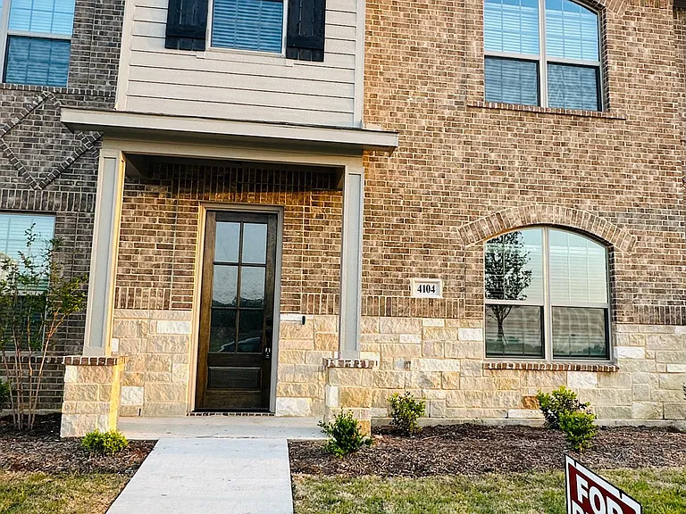 4104 Avion Dr — Photo 2