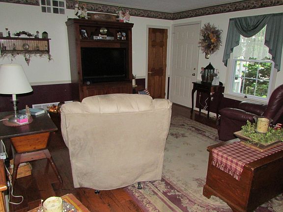 3rd image of 77 Holly Dr