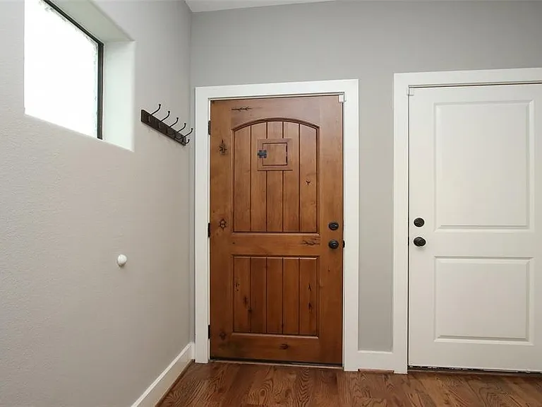 2529 Calumet St — Photo 9