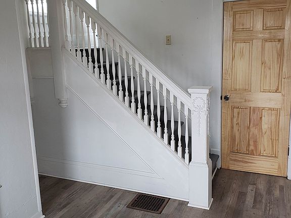 2nd image of 105 W Luther Pl #1/2