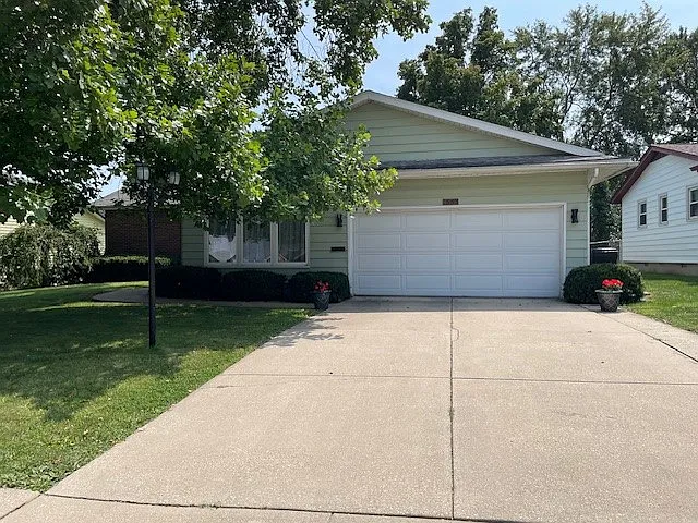 1665 E Barrington Ave photo 1