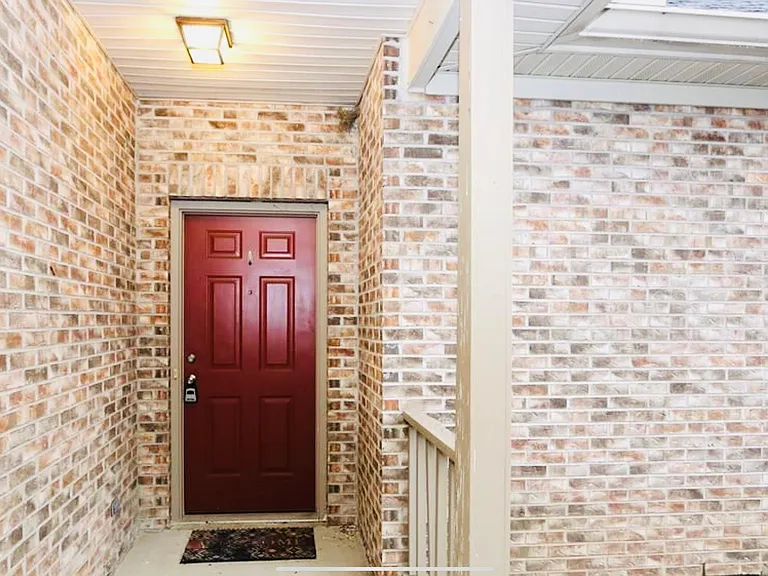 4612 Court Yard Dr — Photo 2