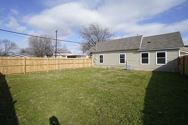 814 E Houston St — Photo 1