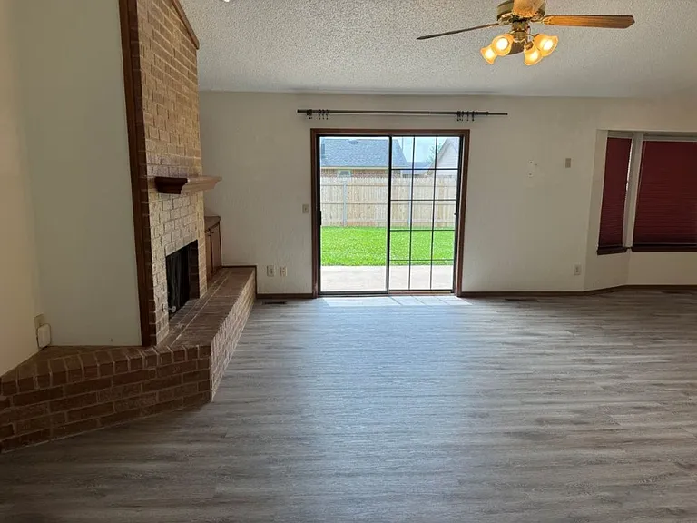 8401 Woodhue Dr — Photo 6