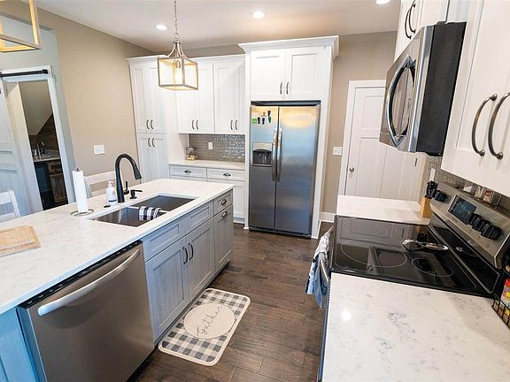 4th image of 778 Emma Ln