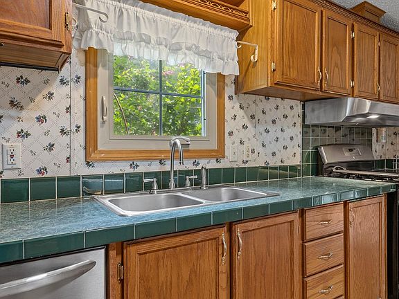 29th image of 995 Foster Rd