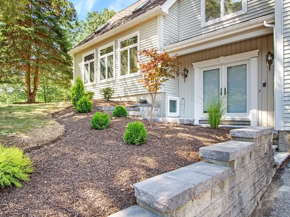 2 Autumn Ln, Leicester, MA 01524