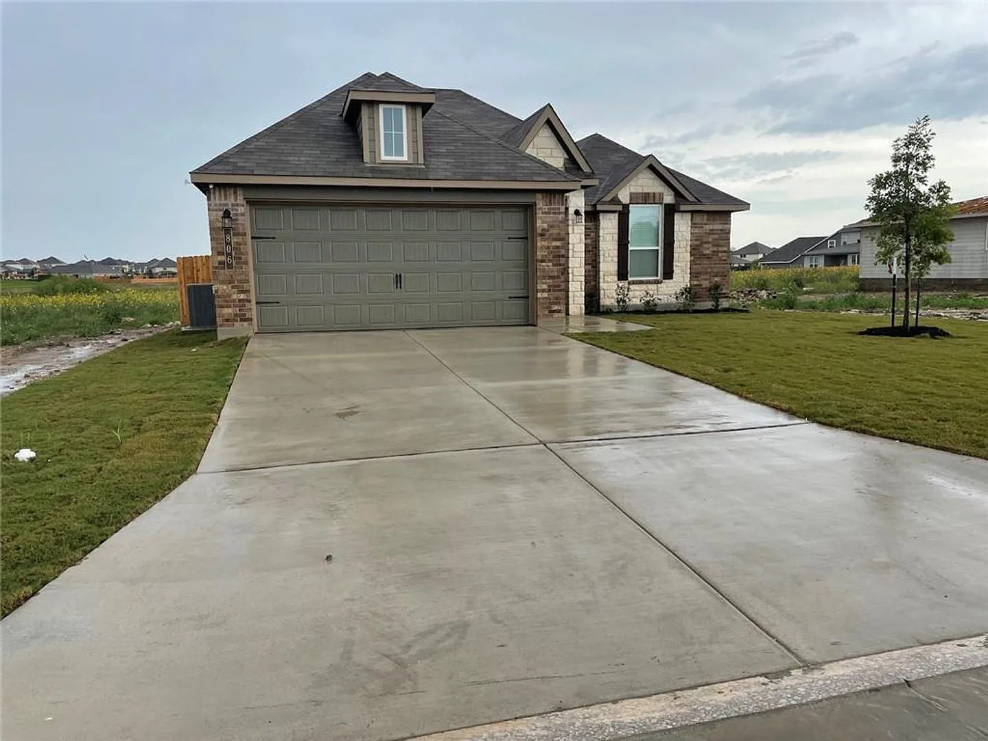 Welcome home to this beautiful, brand-new single-story home in the desirable Lake Pointe community! — Photo 2