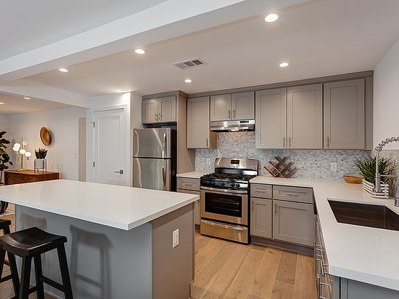 3rd image of 448 N Commonwealth Ave