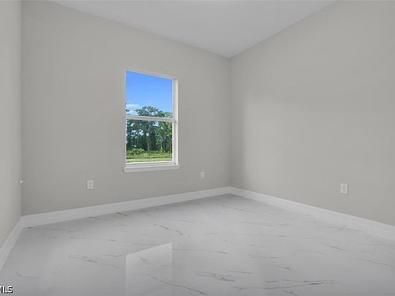 4th image of 1108 Bainbridge St E