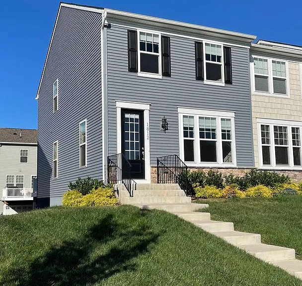 1812 Briscoe Ln — Photo 3