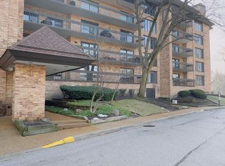 1671 Mission Hills Rd APT 201, Northbrook, IL 60062