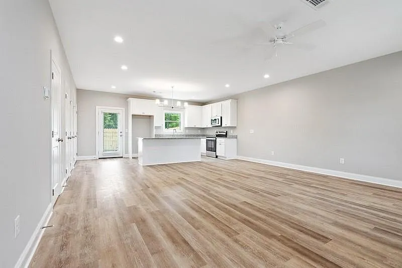 3 bed, 2.5 bath, 1492 sqft, $2,100 — Photo 3