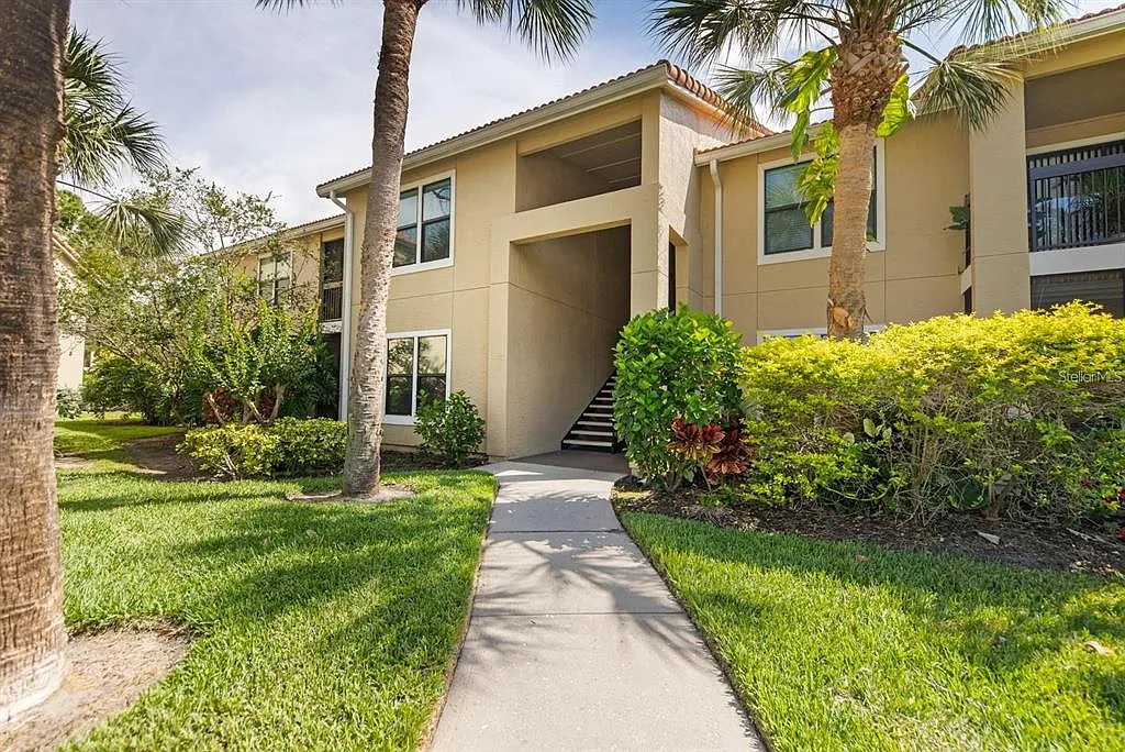 3 bed, 2.0 bath, 1272 sqft, $2,000 — Photo 1