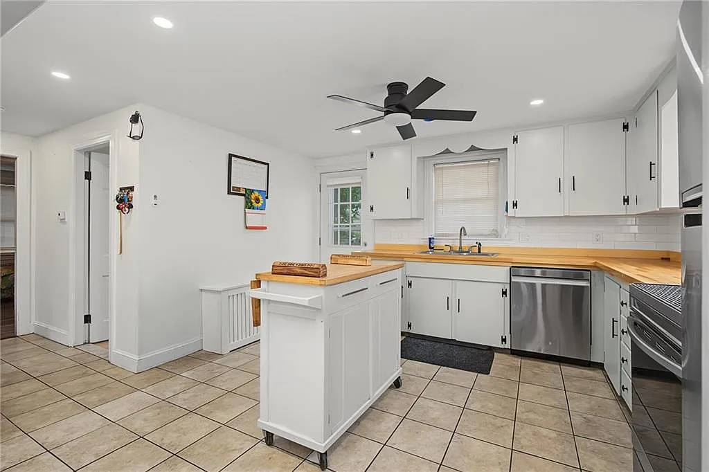 3 bed, 1.5 bath, 1344 sqft, $3,000 — Photo 4