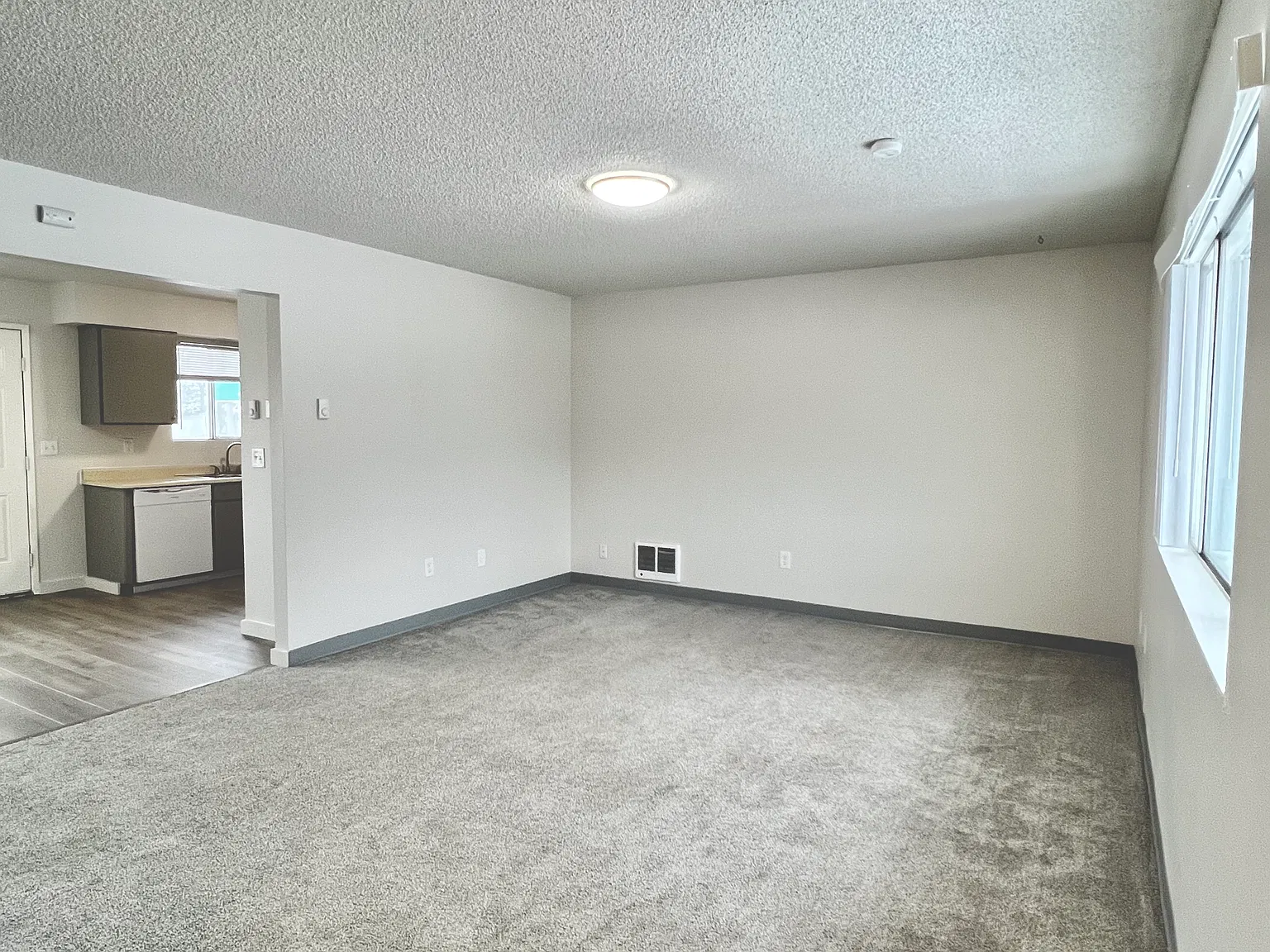 2 bed, 950 sqft, $1,300 — Photo 4