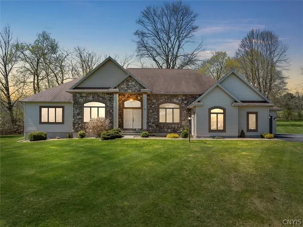 19 Waterford Ln, New Hartford, NY 13413