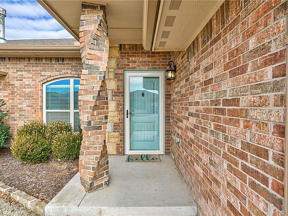 2nd image of 1513 SE 16th Pl