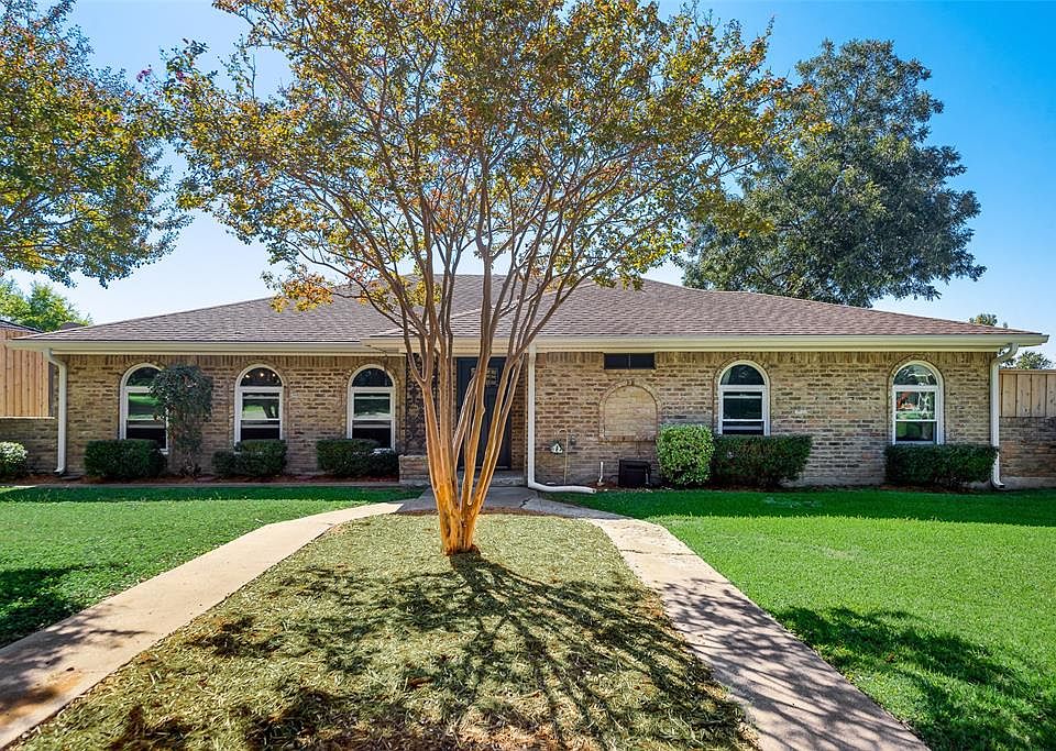 1st image of 207 Lakehill Dr