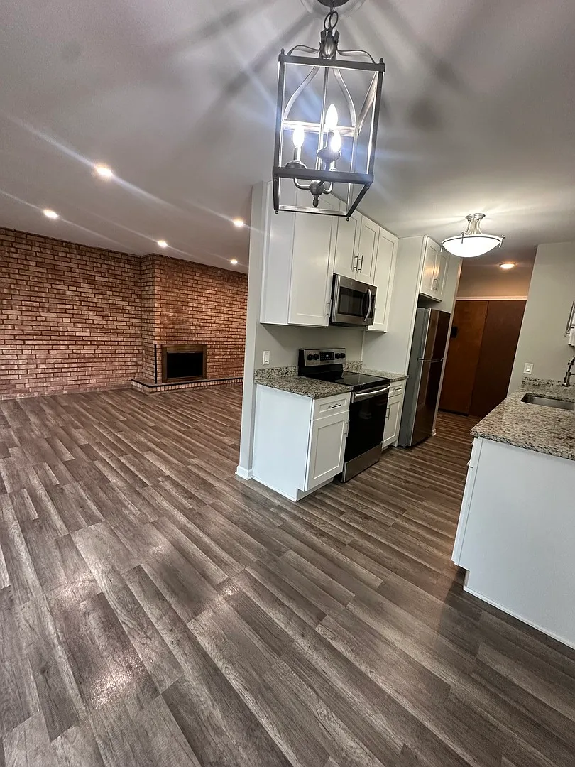 2 bed, 1.5 bath, 990 sqft, $2,400 — Photo 1