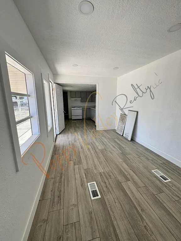 1230 E Suffock Ave — Photo 4