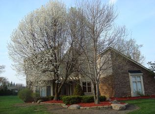 2122 McIntosh Dr, Troy, MI 48098