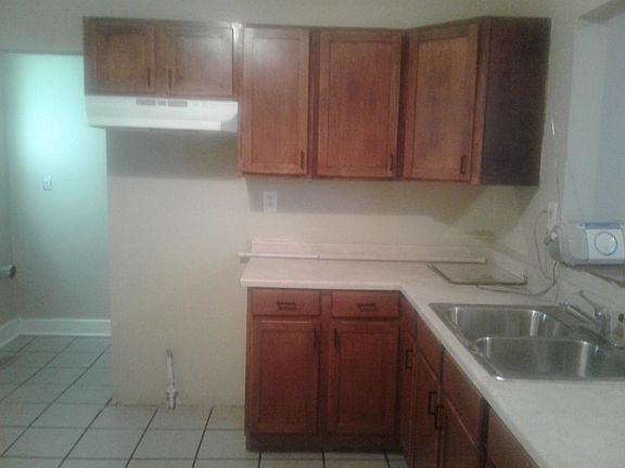 3rd image of 2656 Bank St