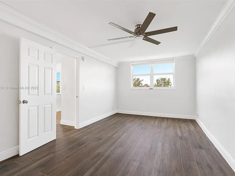 1505 N Riverside Dr #404 — Photo 12
