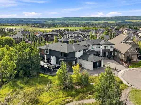 234 W Fortress Bay SW, Calgary, AB T3H 4H2