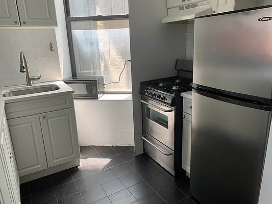 Rented by Salon Realty Corp | media 9