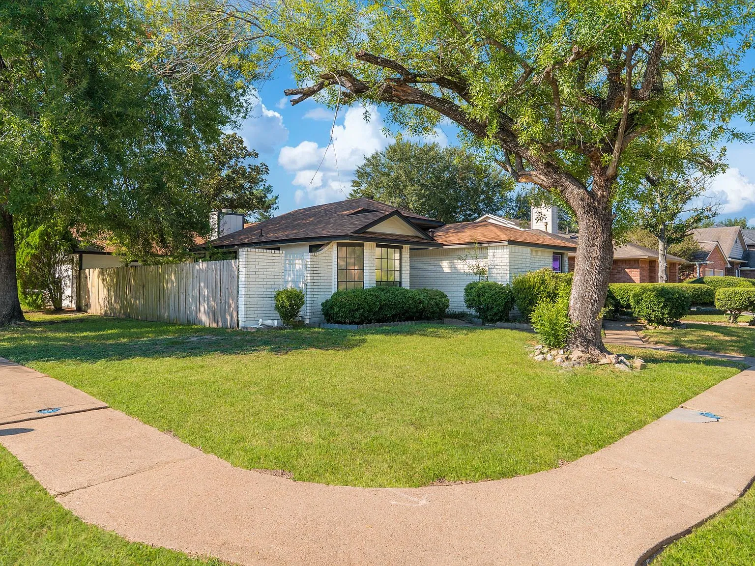 4 bed, 2.0 bath, 1700 sqft, $1,825 — Photo 2