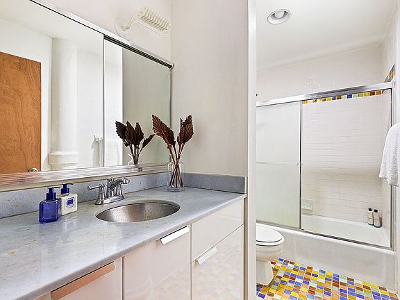 5th image of 39 E 12th St APT 401
