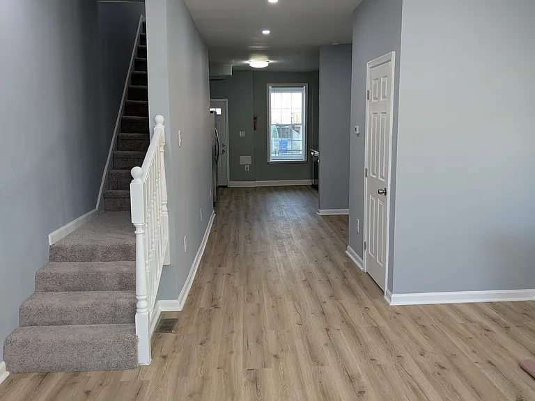 1726 Carswell St — Photo 2
