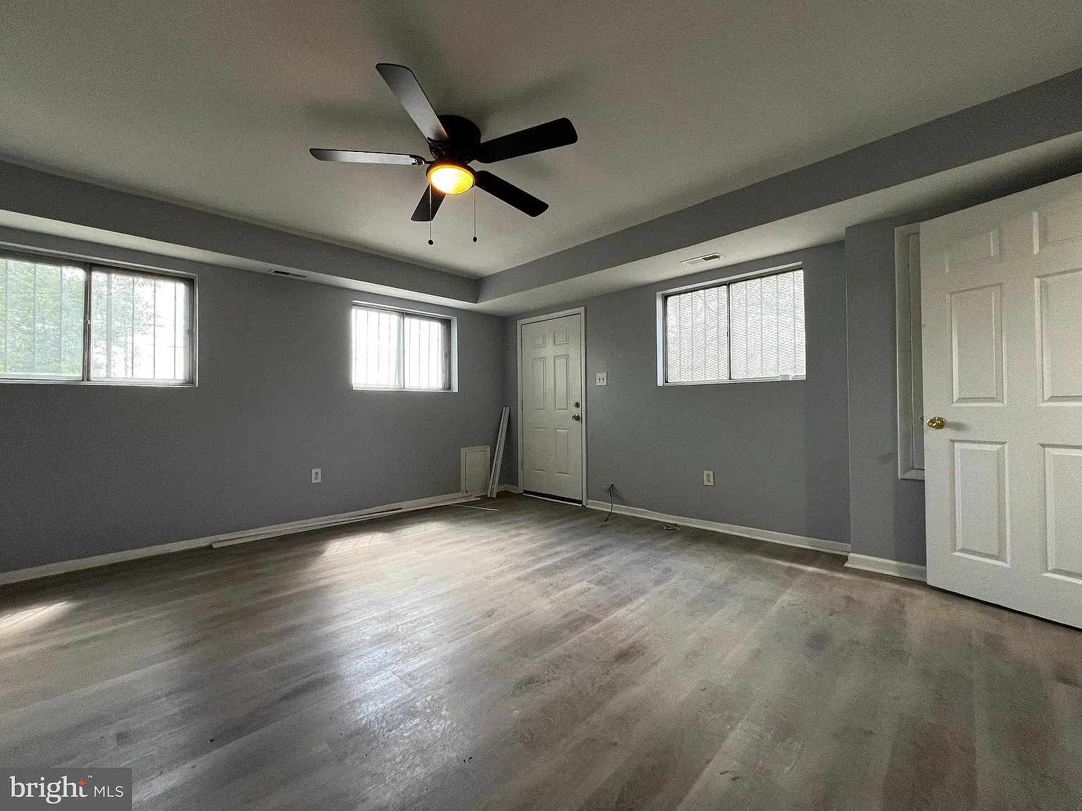 3 bed, 1.5 bath, 1054 sqft, $2,350 — Photo 2