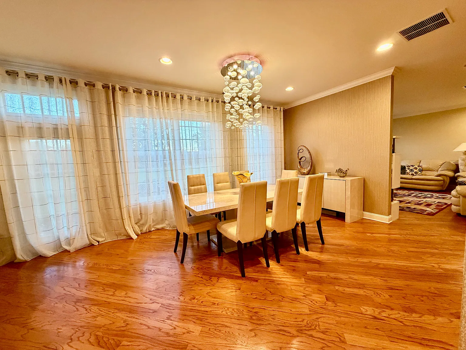 4 bed, 2362 sqft, $4,499 — Photo 3