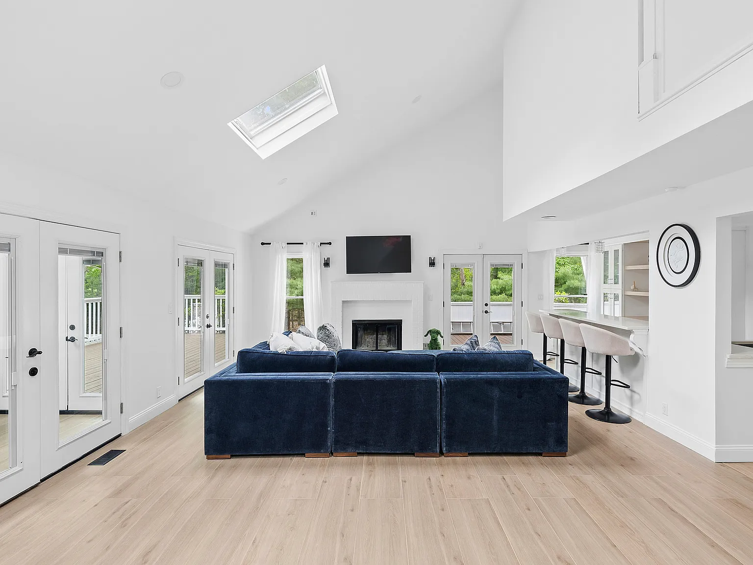 Contemporary Retreat Near Sammy's Beach — Photo 2