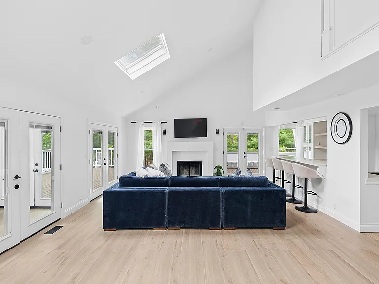 3 N Woods Ln — Photo 2