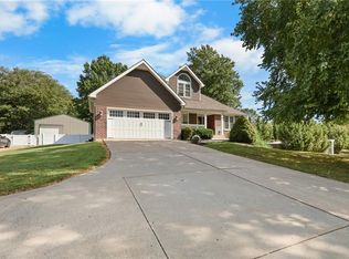 15196 Parallel Rd, Basehor, KS 66007