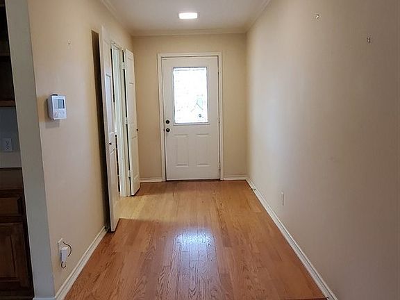 3rd image of 901 Greenleaf Dr