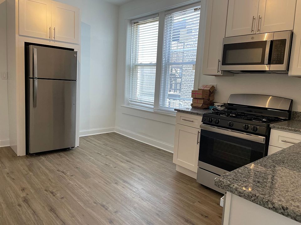 EAT-IN KITCHEN