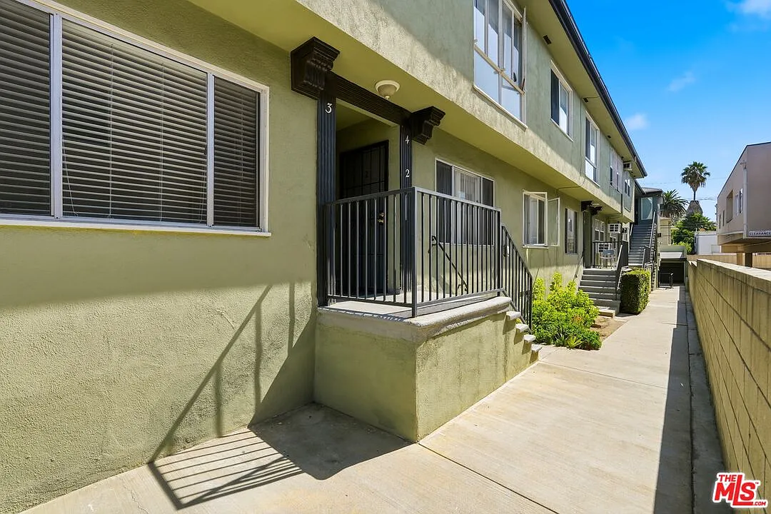 3 bed, 2.0 bath, 950 sqft, $2,895 — Photo 2