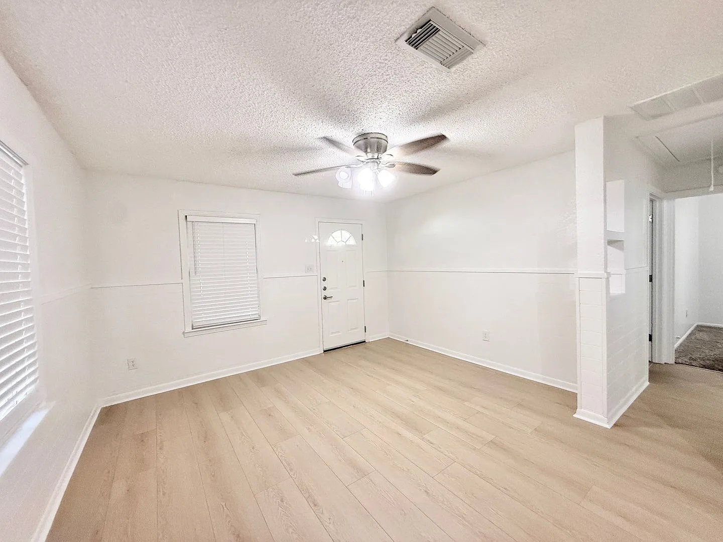 Adorable 2/1/1 Cottage in Angleton!! — Photo 4