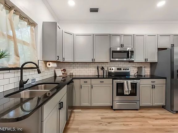 5th image of 3319 Gilmore St