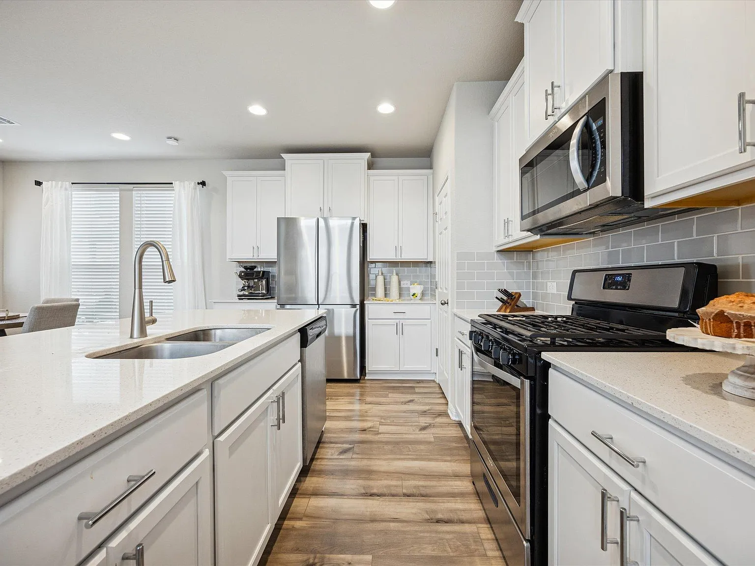 4 bed, 3.5 bath, 2512 sqft, $3,400 — Photo 4