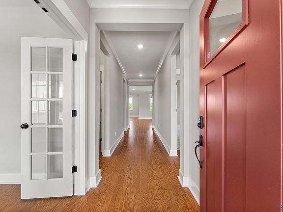 5th image of 215 Applewood Ct