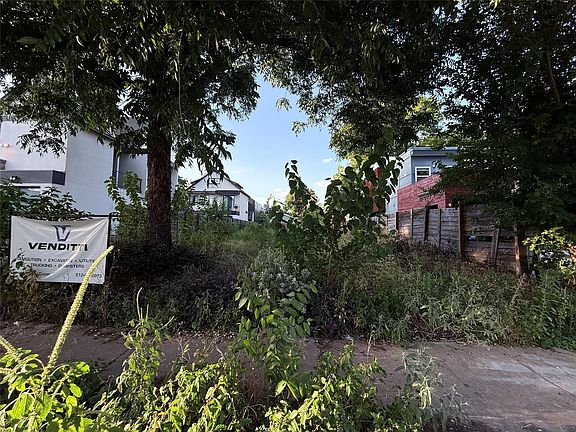 2nd image of 2512 E 4th St