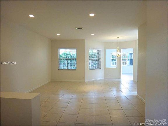 5th image of 602 Honeysuckle Ln