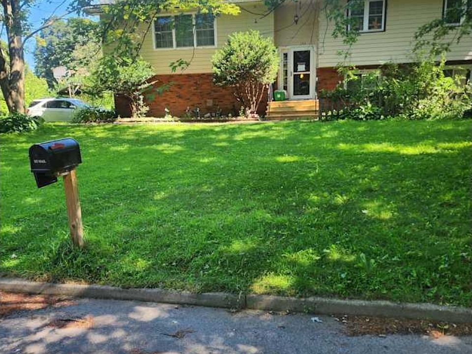 1st image of 136 Country Club Dr E